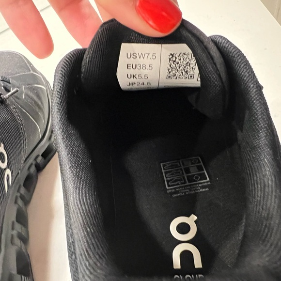 On Running Women’s Black Cloud 6 Waterproof Shoes - Picture 4 of 8